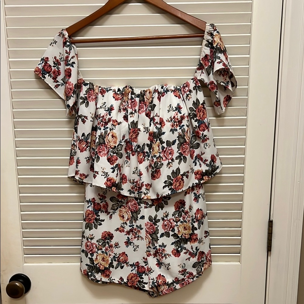 Sugar + Lips Floral Romper in Roses, Size XSmall, EUC